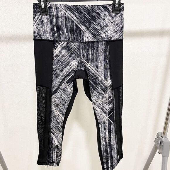 Lululemon Black Capri Crop Mesh Leggings 6 - Picture 1 of 8